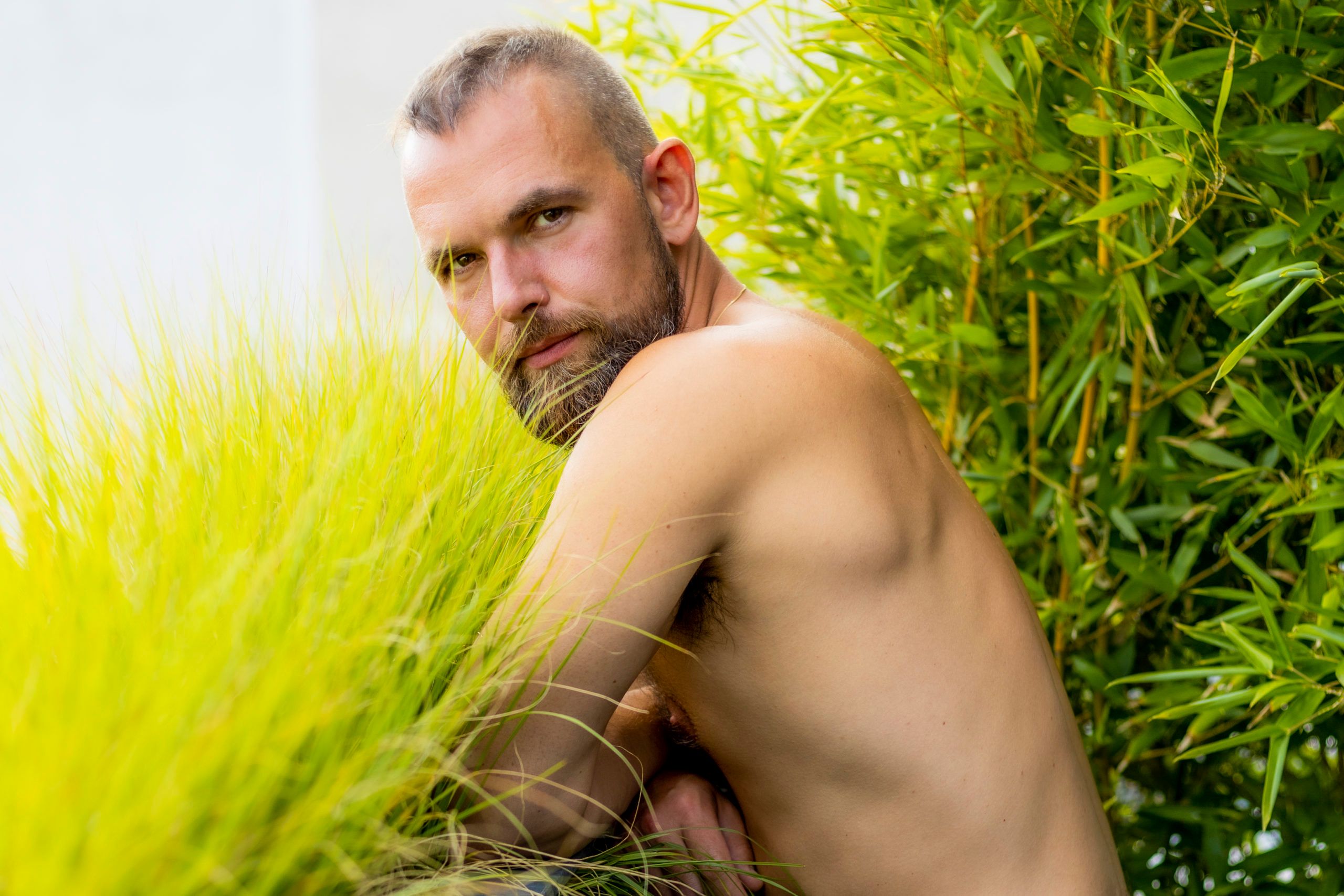 Robert zwischen Bambus und Gras, Blick ruhig in die Kamera
